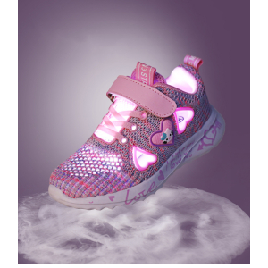 Zapatillas deportivas ligeras para niñas con diseño de corazón sobre fondo rosa