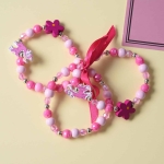 Conjunto de 03 pulseras de animales y flores sobre una mesa