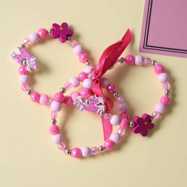 Conjunto de 03 pulseras de animales y flores sobre una mesa