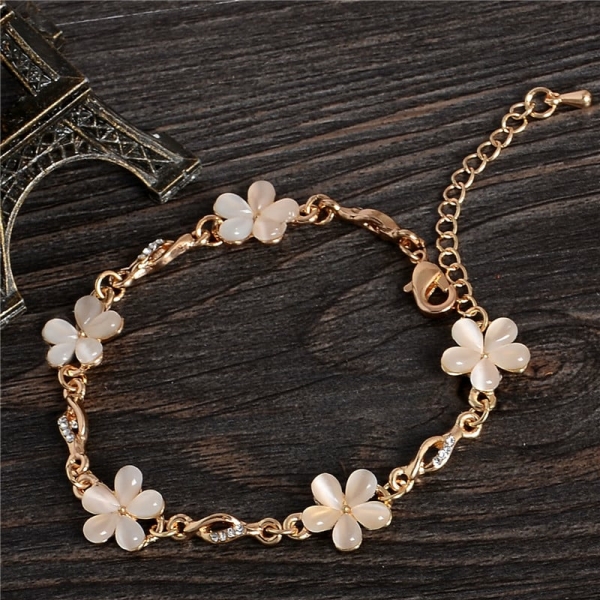Pulsera de cadena con bonito motivo floral sobre una mesa