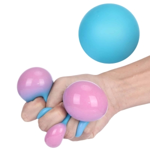 Una mano aprieta una pelota antiestrés que cambia de color azul a rosa al presionarla