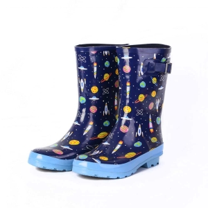 Un par de botas de lluvia azules con un motivo de dibujos animados de temática espacial sobre fondo blanco