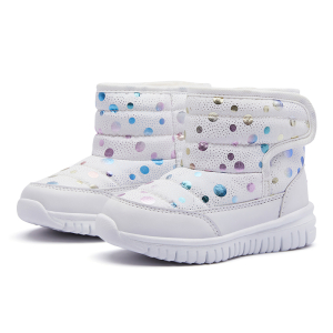 Un par de botas de nieve blancas para niñas con pequeñas bolas de colores como dibujo