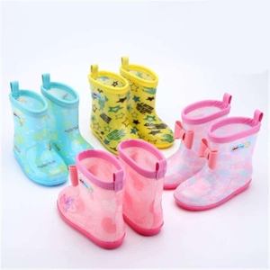 cuatro pares de botas de lluvia infantiles sobre fondo blanco. Las botas son de color azul, amarillo, rosa y morado