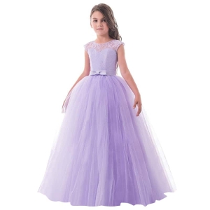 Una niña lleva un vestido de fiesta morado sin mangas estilo princesa de tul y encaje