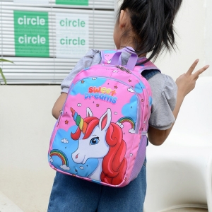 Mochila escolar unicornio para niña llevada por una niña pequeña