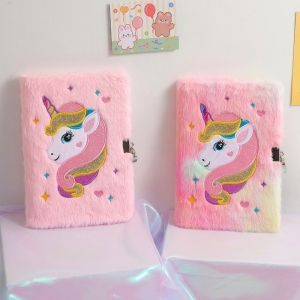 Agenda unicornio con candado para niñas rosa sobre una mesa en una casa