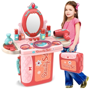 Tocador con espejo y accesorios en rojo y rosa y una niña de pie con el tocador metido en una maleta