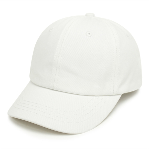 Gorra de béisbol blanca sobre fondo blanco girada ligeramente en ángulo