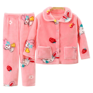 Pijama de felpa para niñas con dibujos de fresas y conejos. Buena calidad y muy cómodo