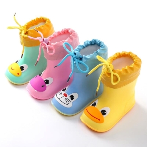 Botas de goma impermeables con estampado de animales para niñas. Buena calidad y muy de moda con varios colores disponibles.