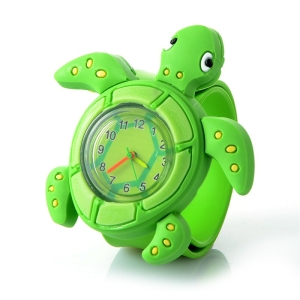 Reloj 3D para niñas en forma de tortuga verde con manchas amarillas en el cuerpo