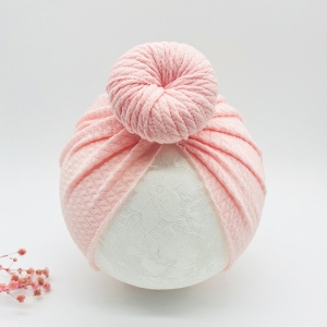 Diadema rosa para bebé niña sobre una bola blanca con flores rosas