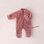 Suave pelele de forro polar rosa para recién nacidos con un pequeño bolsillo en el pecho
