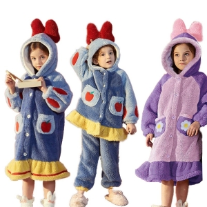 Vestido de pijama de forro polar para niñas Disney y pijama de 2 piezas con capucha que lleva una niña