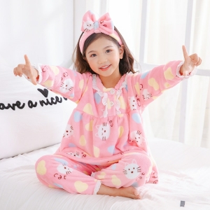 Pijama de vellón con cinta para el pelo para niñas rosa que lleva una niña en un solar de la casa