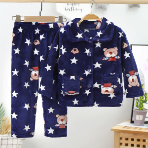Conjunto de pijama de forro polar con estrellas y diseño de osito para niñas en una percha en una casa