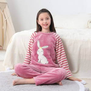 Cálido pijama de conejo con rayas blancas para niñas llevado por una niña en una casa