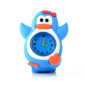 Reloj de chica con forma de pingüino azul y blanco con pasta naranja y pajarita roja