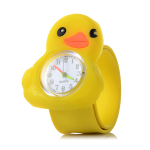 Reloj 3D para niñas con forma de pollito amarillo con ojos negros y pico naranja