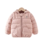 Cálida chaqueta de plumón rosa con el logotipo de un ciervo azul en una percha