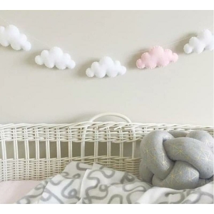 Decoración para el dormitorio de una niña en forma de nube blanca, rosa y gris, unida por un hilo y suspendida sobre una cama blanca con edredón gris