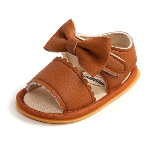 Sandalia infantil marrón con lazo