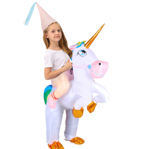 Disfraz de unicornio hinchable blanco y arco iris que lleva una niña con un sombrero puntiagudo en la cabeza