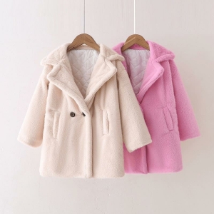 Abrigo de niña con cuello doblado beige y rosa colgado en perchas marrones