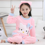 Conjunto de pijama de invierno de forro polar de Hello Kitty para niñas que lleva una niña con una diadema a la moda en una casa