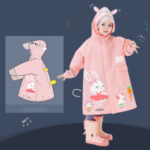 Mackintosh rosa para niñas con un dibujo de un conejo bailarín, gatitos y una zanahoria que lleva una niña