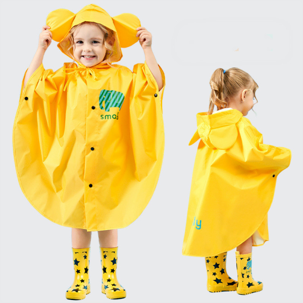 Mackintosh amarillo para niños llevado por una niña con botas de lluvia amarillas y negras