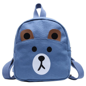 Una mochila azul con una simpática cara de osito para niñas. La cara del animal es blanca y marrón. Tiene un asa en la parte superior y dos correas para los hombros en la parte trasera.