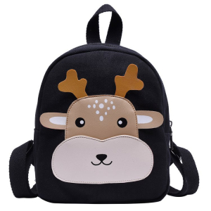 Una mochila negra con una simpática cara de reno para niñas. La cara del animal es de color beige y marrón. Tiene un asa en la parte superior y dos correas para los hombros en la parte trasera.