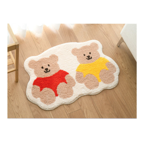 Una alfombra para el dormitorio de un niño en la que aparece un simpático dúo de ositos de dibujos animados vestido con un jersey rojo y el otro amarillo. El fondo es beige. La alfombra está colocada sobre un suelo de madera clara.