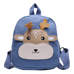 Una mochila azul con una simpática cara de reno para niñas. La cara del animal es de color beige y marrón. Tiene un asa en la parte superior y dos correas para los hombros en la parte trasera.