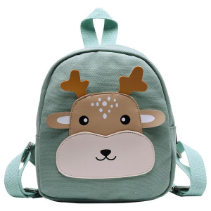 Una mochila verde con una simpática cara de reno para niñas. La cara del animal es de color beige y marrón. Tiene un asa en la parte superior y dos correas para los hombros en la parte trasera.