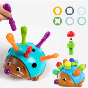 Juegos erizo Montessori para niñas con formas de diferentes colores