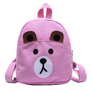 Una mochila rosa con una simpática cara de osito para niñas. La cara del animal es blanca y marrón. Tiene un asa en la parte superior y dos correas para los hombros en la parte trasera.