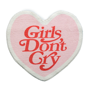 Una alfombra rosa y blanca en forma de corazón con las letras rojas girl dont gry.