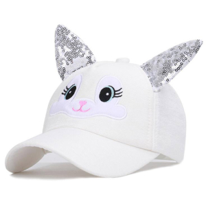 Una gorra blanca para niñas. La parte delantera está estampada con una simpática carita de animal en blanco. En la parte superior, hay dos orejitas blancas con lentejuelas.