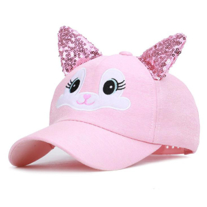 Una gorra rosa para niñas. La parte delantera tiene una simpática cara de animal impresa en blanco. En la parte superior, hay dos orejitas rosas de purpurina.