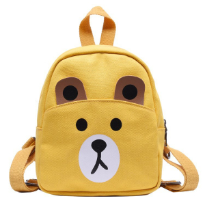 Una mochila amarilla con una simpática cara de osito para niñas. La cara del animal es blanca y marrón. Tiene un asa en la parte superior y dos correas para los hombros en la parte trasera.