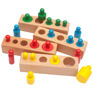 Juegos Montessori de madera 5 agujeros con 4 filas para niñas de madera con fondo blanco