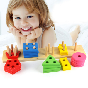 Coloridos juegos Montessori de madera de formas geométricas para niñas con una niña sonriente de fondo