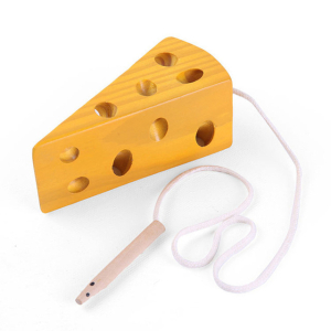 Juegos Montessori de madera en forma de queso para niñas con fondo blanco