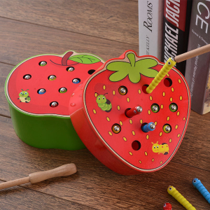 Set Montessori de manzana y fresa para niñas rojo con fondo de madera