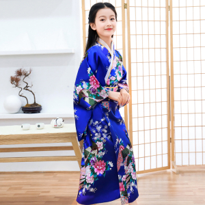 Una niña vestida con un kimono floral azul.