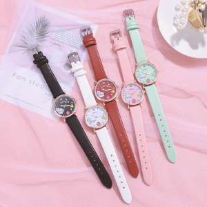 colocados sobre una tela rosa, se exponen varios relojes uno al lado del otro: negro, blanco, marrón, rosa y azul verdoso