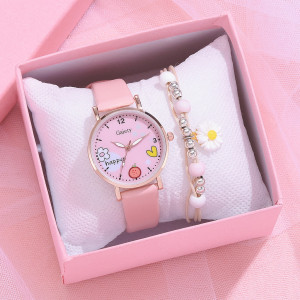 un reloj rosa y una pulsera a juego en un joyero